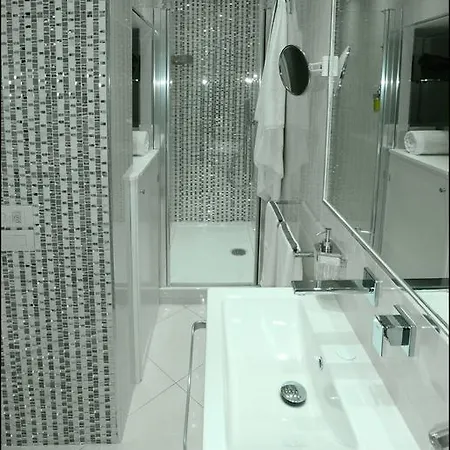 卓越白色佩蒂纳公寓 *